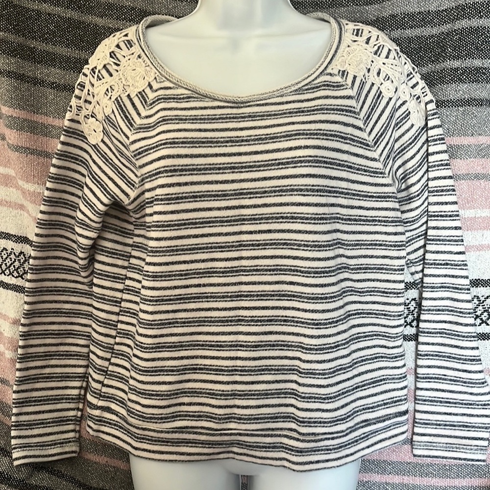 Woman  Gray and white Embroidered Crochet‎ Lace Pullover Sweatshirt Top